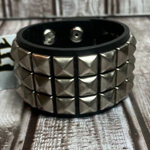 Hot Topic Pyramid Studded Bracelet (Large)